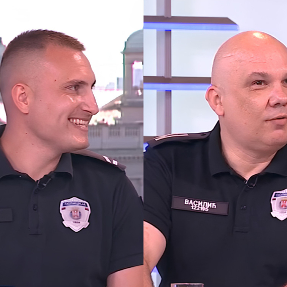 Mislio je da ga JURE POLICAJCI, a oni mu pomogli prilikom POROĐAJA SUPRUGE: Događaj kao iz filmova doneo je neverovatnu sreću roditeljima iz Pančeva! (VIDEO)