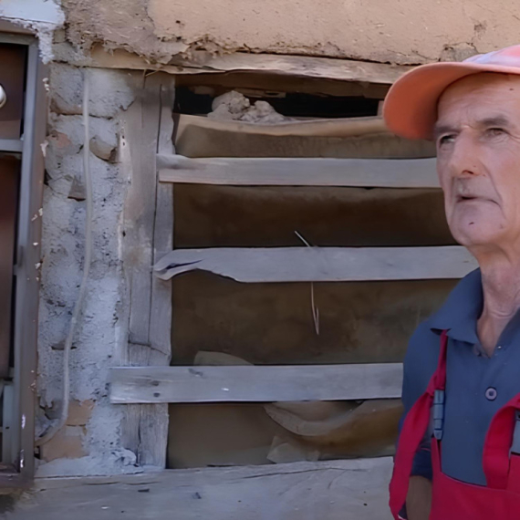 Njegova kuća je na samoj administrativnoj liniji, a dvorište pripada KiM! Ne može da ga obrađuje, nema od čega da živi, a u mraku je već 20 godina