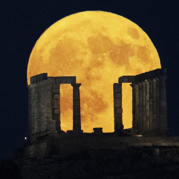 Da li ste videli spektakularni PLAVI MESEC? Evo kako je izgledao u zemljama širom sveta (FOTO)